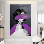 Décoration murale en verre violet représentant une femme