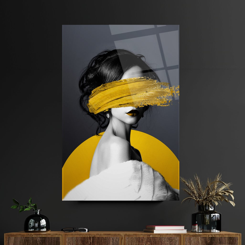 Décoration murale en verre jaune représentant une femme