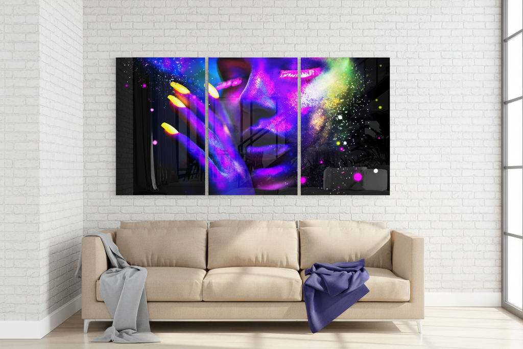 Arte murale in vetro raffigurante una donna al neon