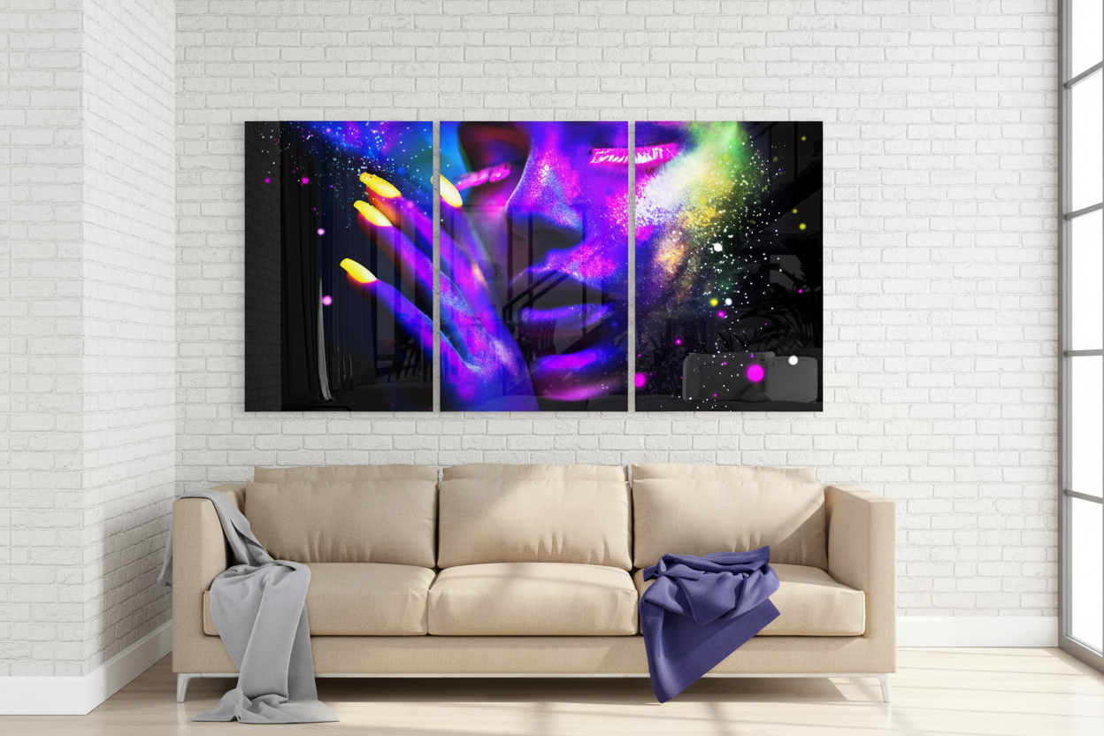 Arte murale in vetro raffigurante una donna al neon