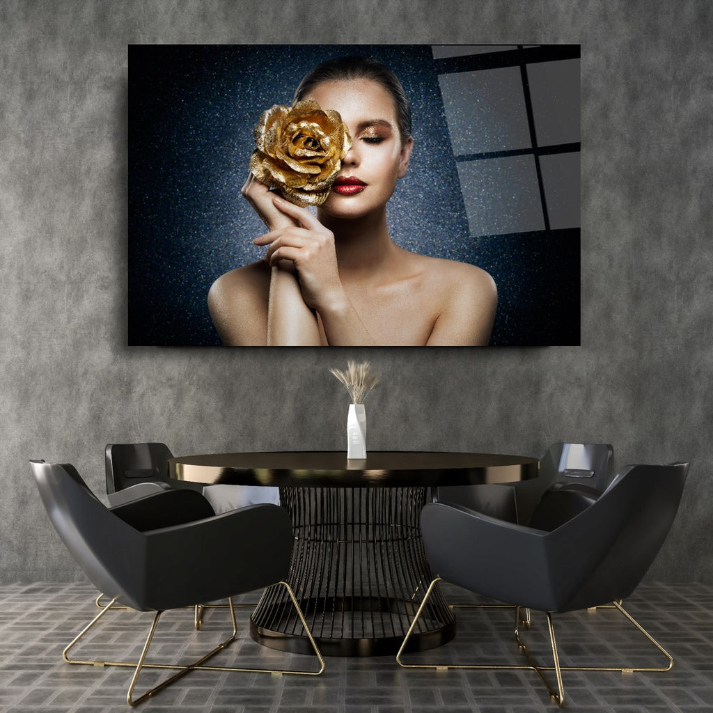 Femme avec une rose en verre