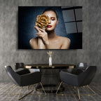 Femme avec une rose en verre