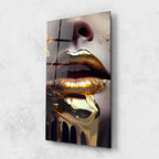 Décoration murale en verre avec lèvres dorées 