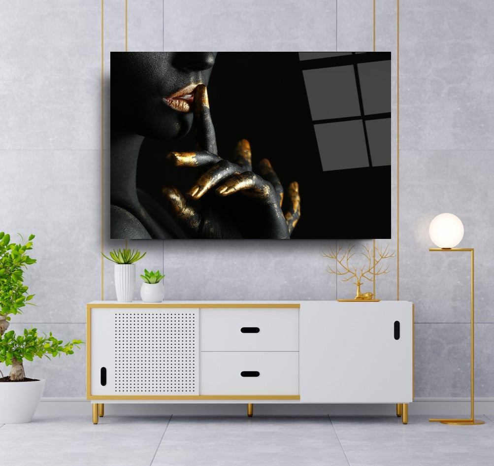 Décoration murale en verre représentant une femme dorée 